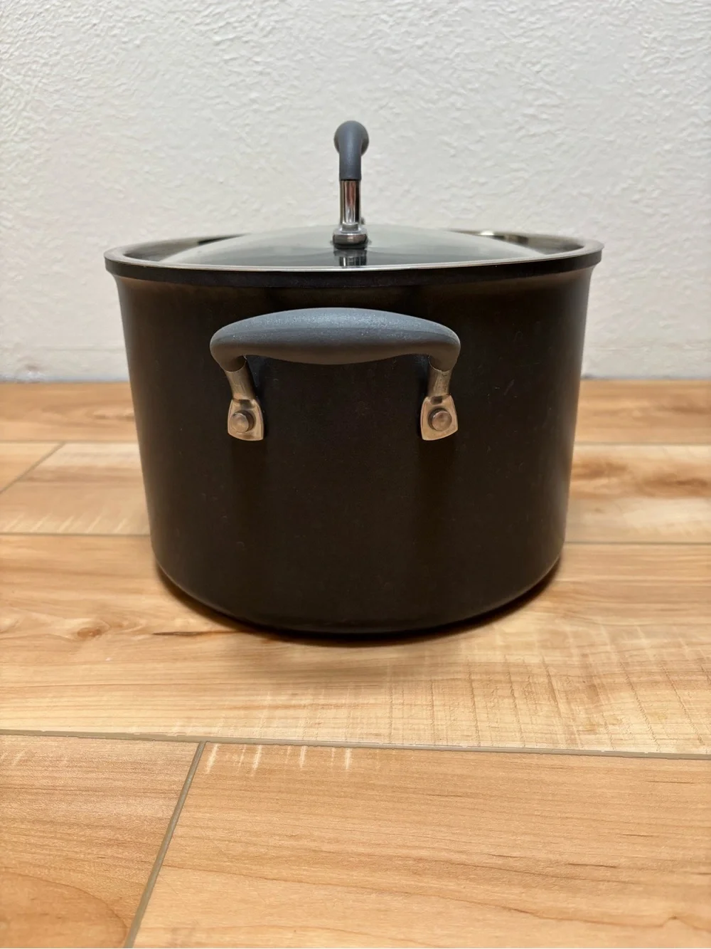 The Pampered Chef Stock Pot with Glass Lid and Soft-Grip Handles